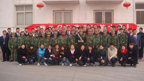 2009年食品板塊聘請“國旗護衛隊”戰士進行軍事化訓練
